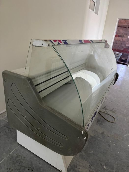 Продам витринный холодильник