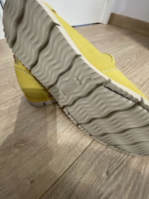 Sneakers galbeni piele nabuc