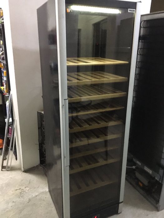 Хладилна витрина за вино