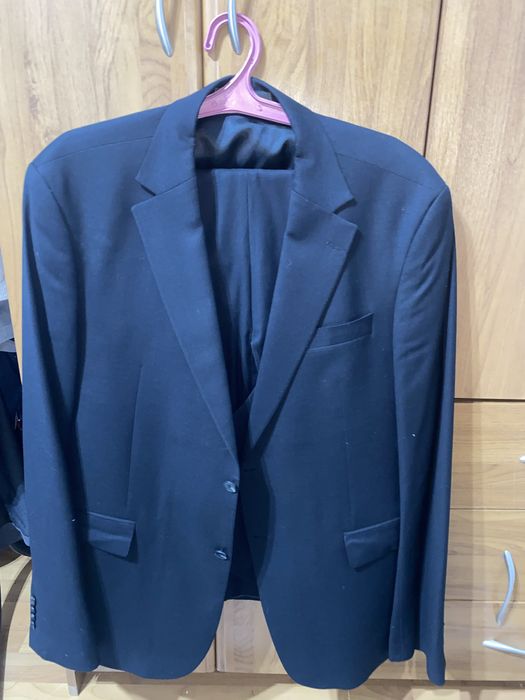 Продам две мужские костюмы