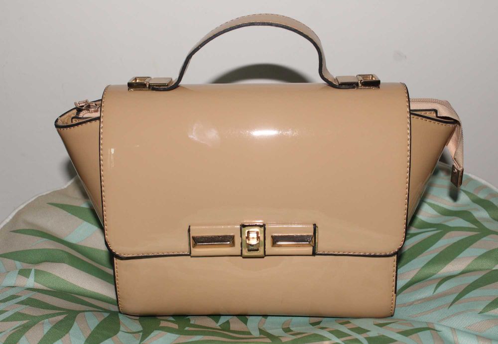 Красива бежова дамска чанта, изкуствена кожа