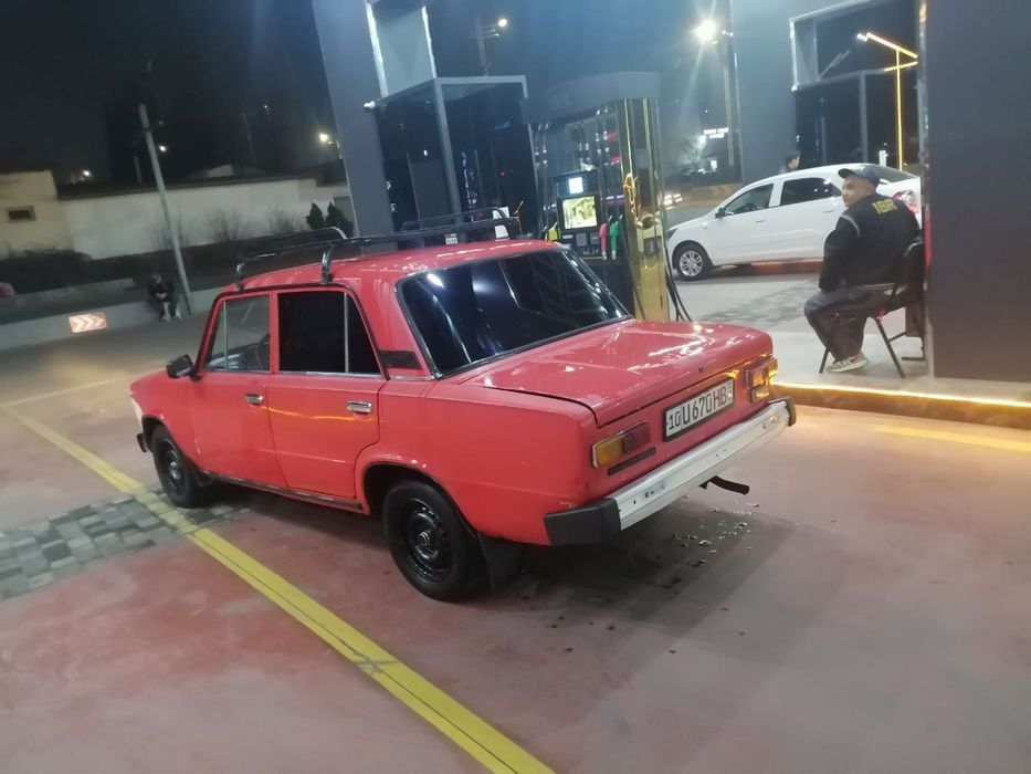 Jugili Yurib turgan rangi qizil bizinda