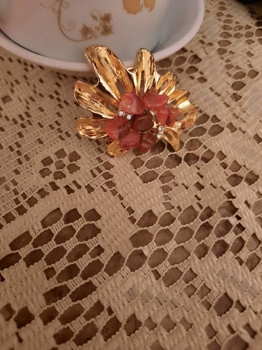 Minunata brosa cu pietre semiprețioase pentru esarfa