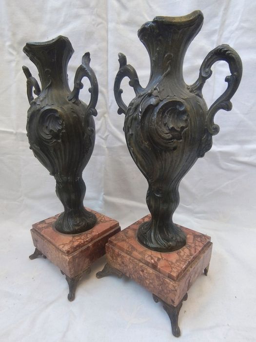 Pereche vaze vechi decorative din antimoniu, pentru colectionari.