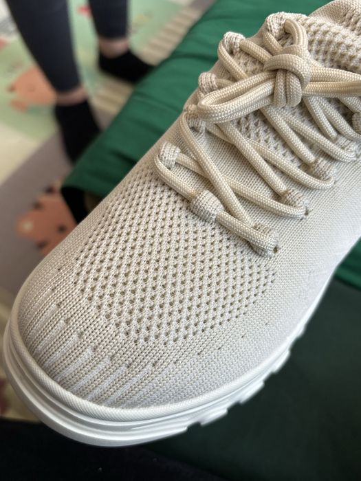 Нови обувки елегантни изчистени бежави