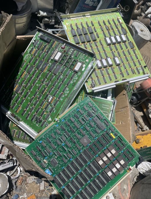 Принимаем микросхемы платы