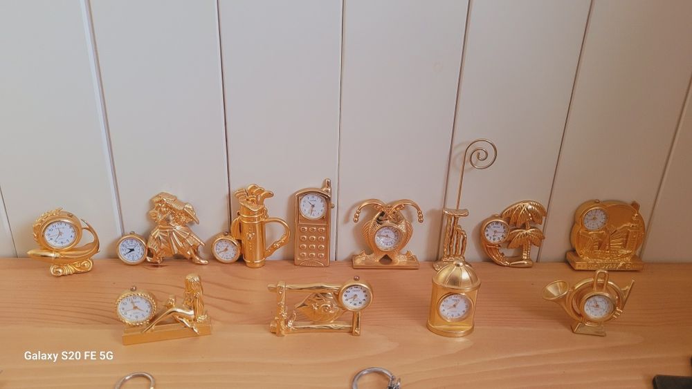 Декоративна винтидж  златиста дамска чанта и ръкавици