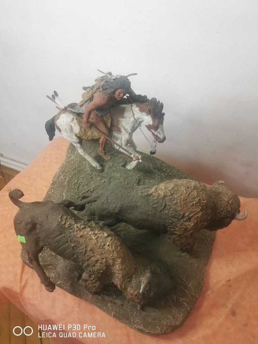 Statuie cu tenta indiana vanatoare de bizon