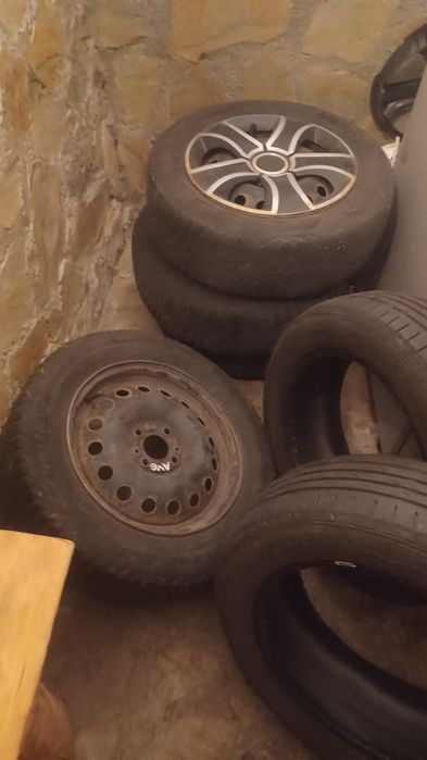 4 Jante R 15 cu 4 cauciucuri de iarnă 185/65/15 Michelin în stare bună