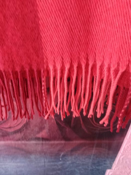 Пухкав зимен,дамски шал.