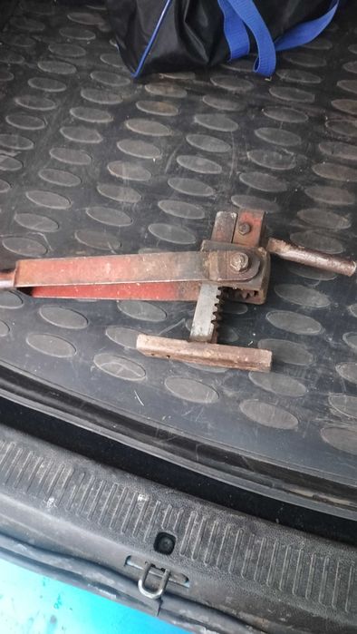 Motor vibrator beton  și dispozitiv strîns cofraje