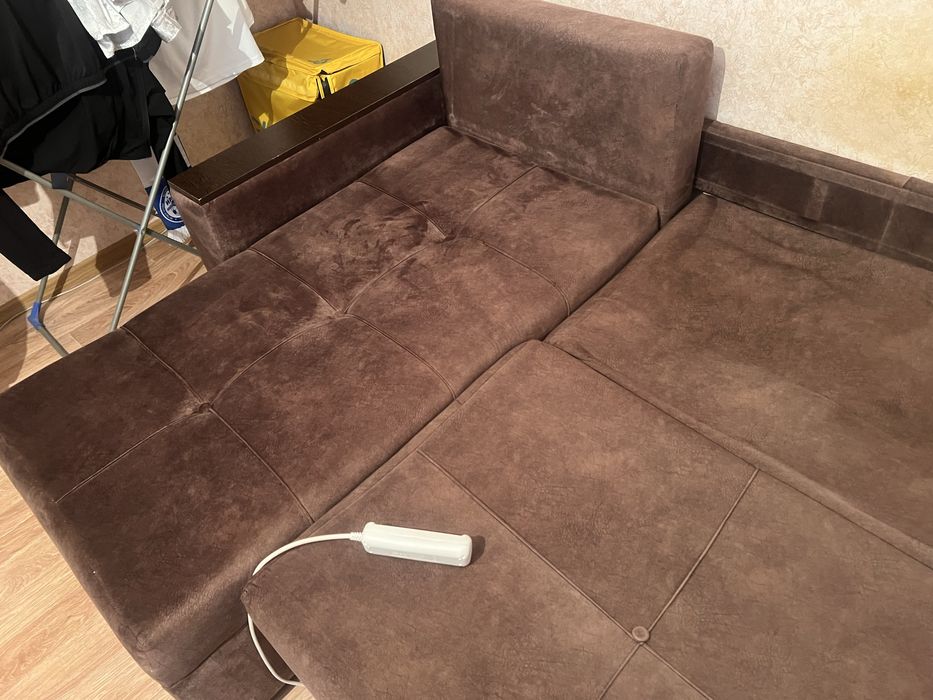 Продам угловой диван со столиком