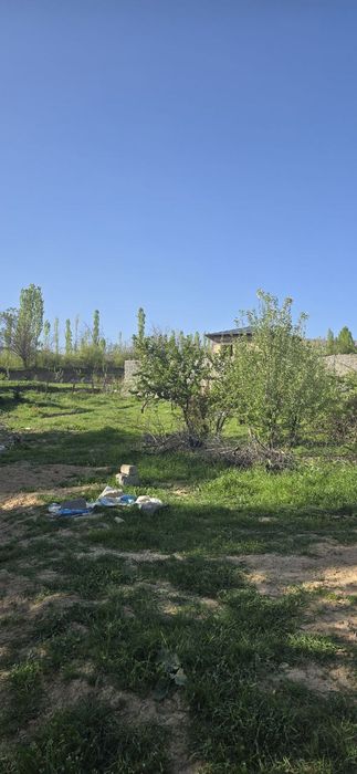 Бу́стонлик тумани Октош махаллада 12 сотик ер участкаси сотилади