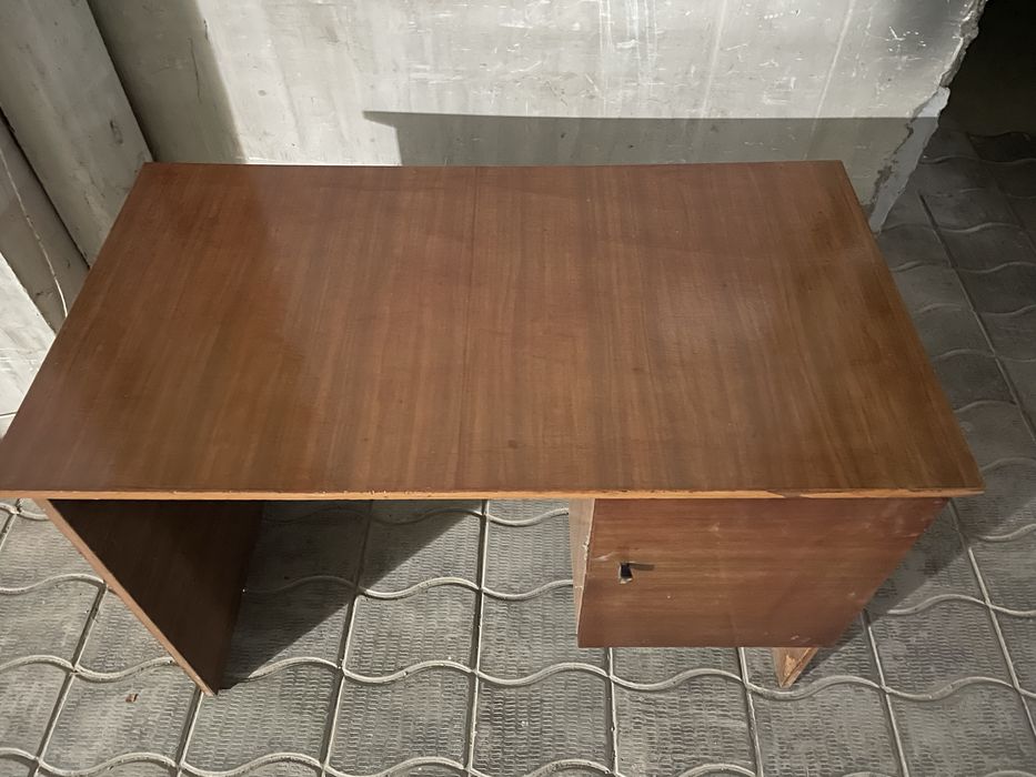 Продается письменный стол в хорошем состоянии