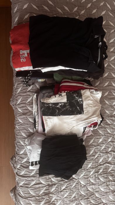 Вещи 2 пакета майки шорты и тд.