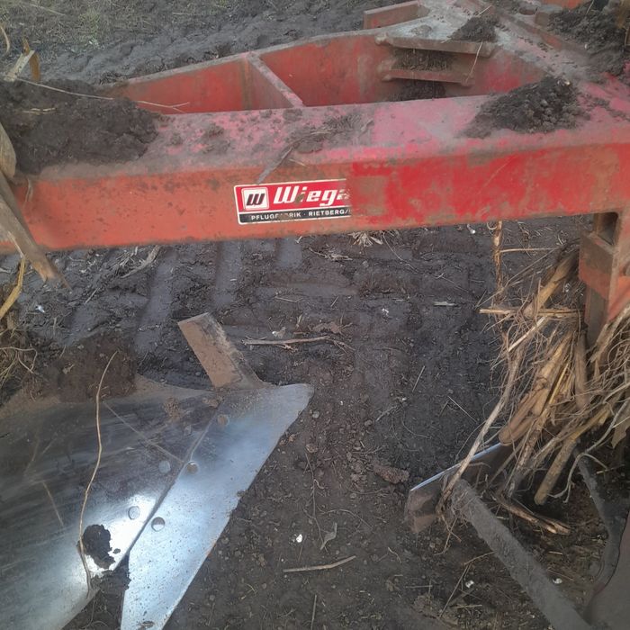 vând plug reversibil marca wiegard  3 brazde