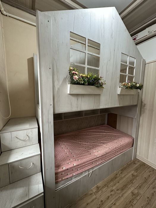 Двухэтажная кровать для девочек.