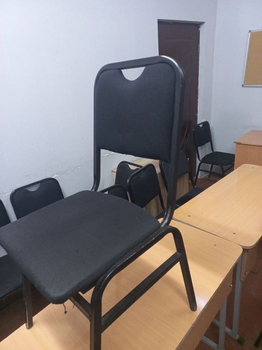 Mustahkam ishlangan stul sotiladi.