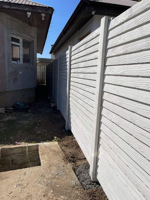 Gard din placi si stalpi de beton