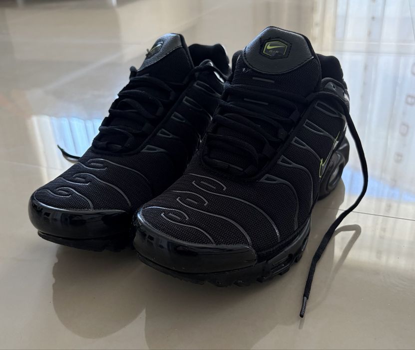 Nike Air Max Plus TN – Black/Volt Neon – Mărimea 42 – Stare Excelentă