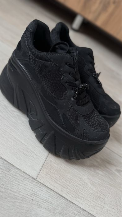 Чёрные кроссовки на платформе