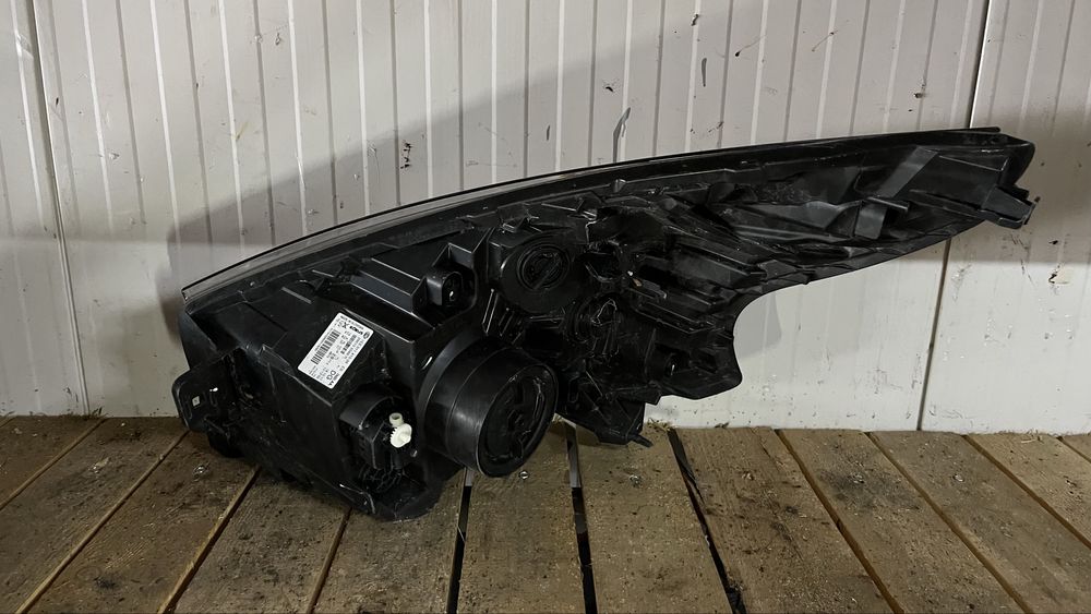 1 брой ляв и 3 броя десен фар Opel Vivaro 2014-2018