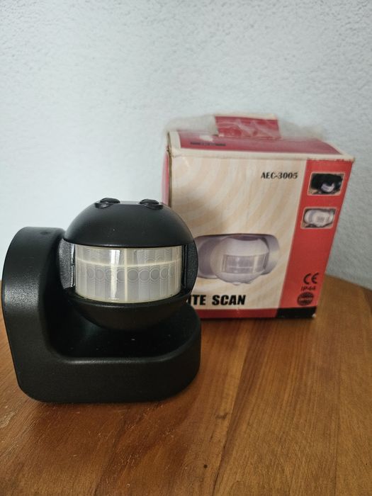 Стенна лампа със сензор за движение