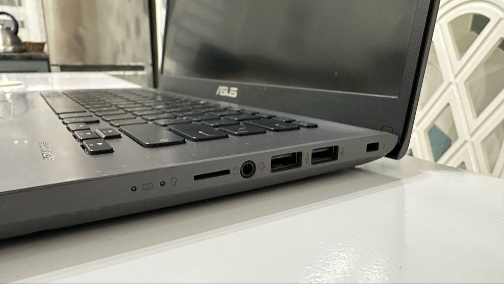 Продам 4х Ядерный ноутбук Asus Vivobook, Core i3, 8GB-ОЗУ, 1TB-HDD.