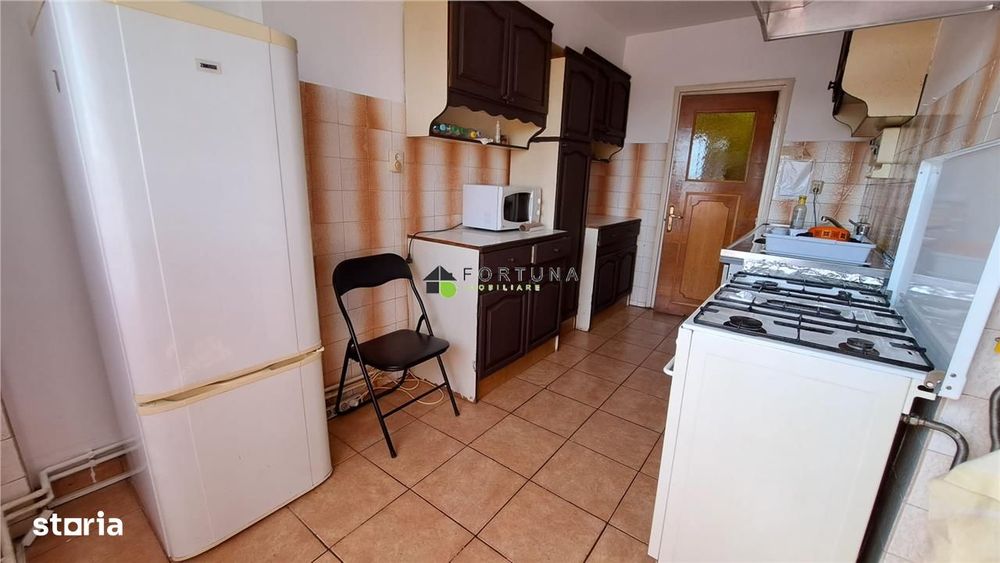 Penthouse 4 camere, mobilat si utilat modest, strada Toamnei