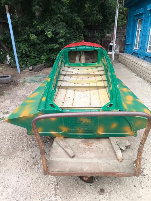 Лодка казанка с буями.