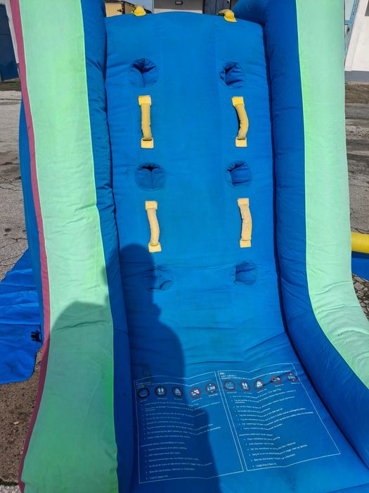 Надуваема водна пързалка с центробежен вентилатор