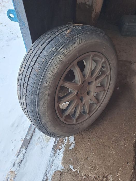 Продам летнию  резину с дисками