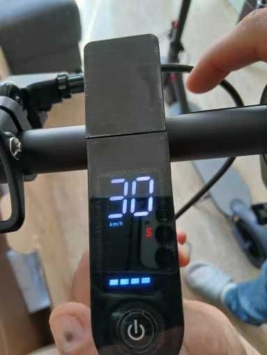 Продавам чисто НОВА електрическа тротинетка E1 PRO electric scooter