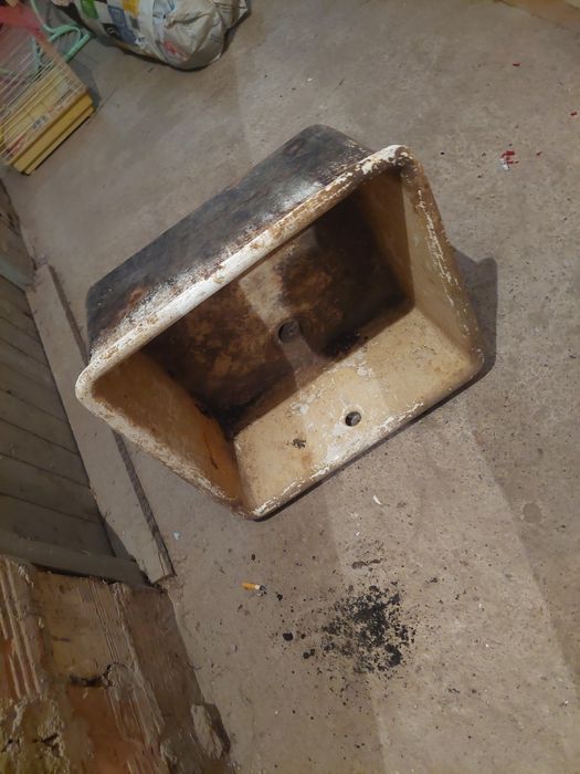 Чогунена мивка със сифон