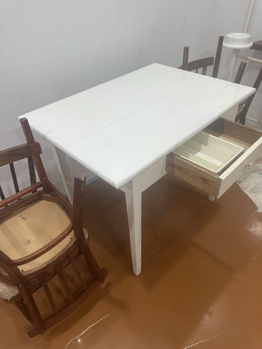 Стол без стульев