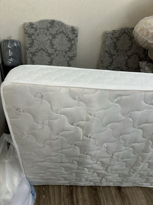 Белая кровать с матрасом 2*1м