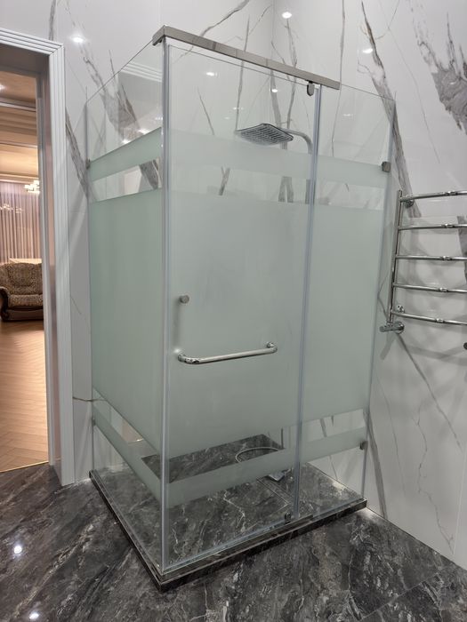 Душевые перегородки из каленного стекла.