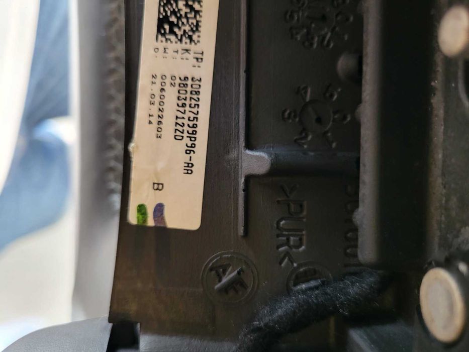 Продавам много запазен кожен волан за Citroen C4 модел 2010 до 2018