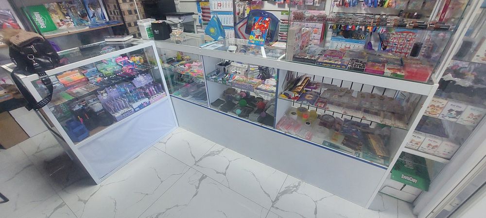 Продам витрины стеллажи эконом панели с крючками.