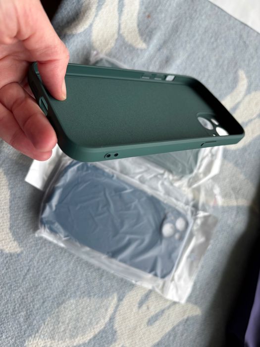 Син и зелен нов кaлъф с борд за айфон про 15