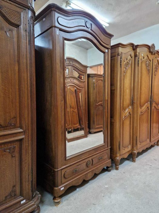 Френски антикварен спален комплект от масивен орех