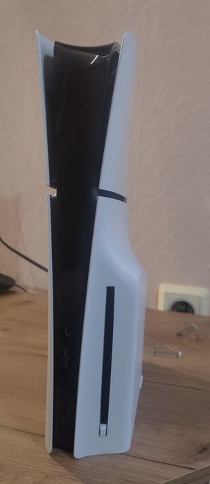 Playstation 5 slim с 4 игри и устройство за зареждане на джойстик