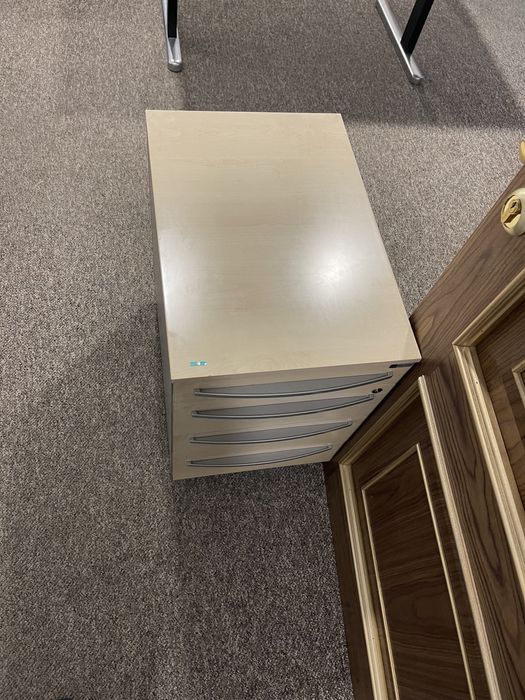 Продаютя столы офисные