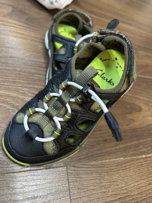 Затворени сандали Clarks  26 номер момче