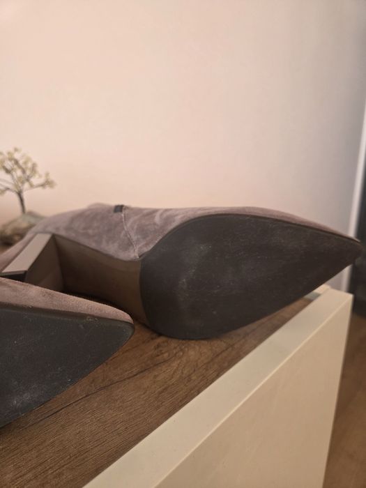 Бежови боти естествен велур Sara Pen