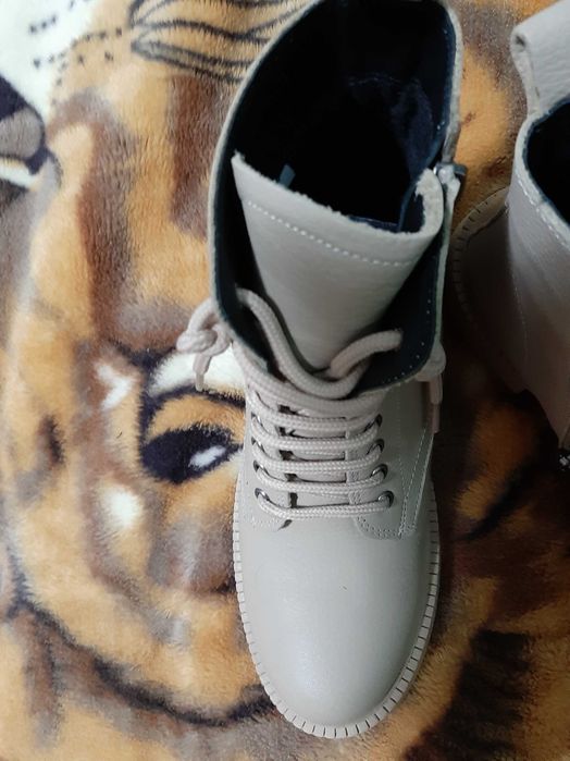 Ghete dama bej deschis, din piele naturala, pentru un cadou elegant