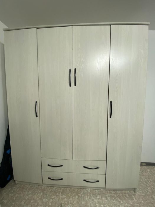 Продаётся шкаф и стол торг есть