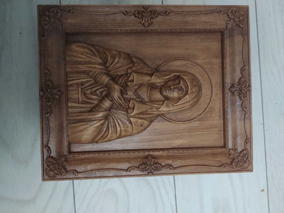 Icoana maicii domnului sculptata in lemn