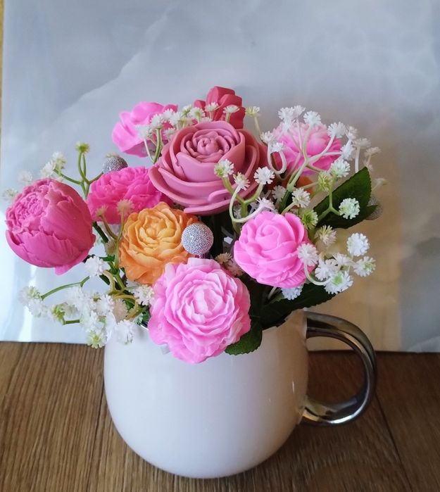 Цветя в кашпа изработени от сапунена база.