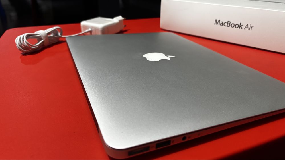 Vând MacBook Air model A1466 - ca nou